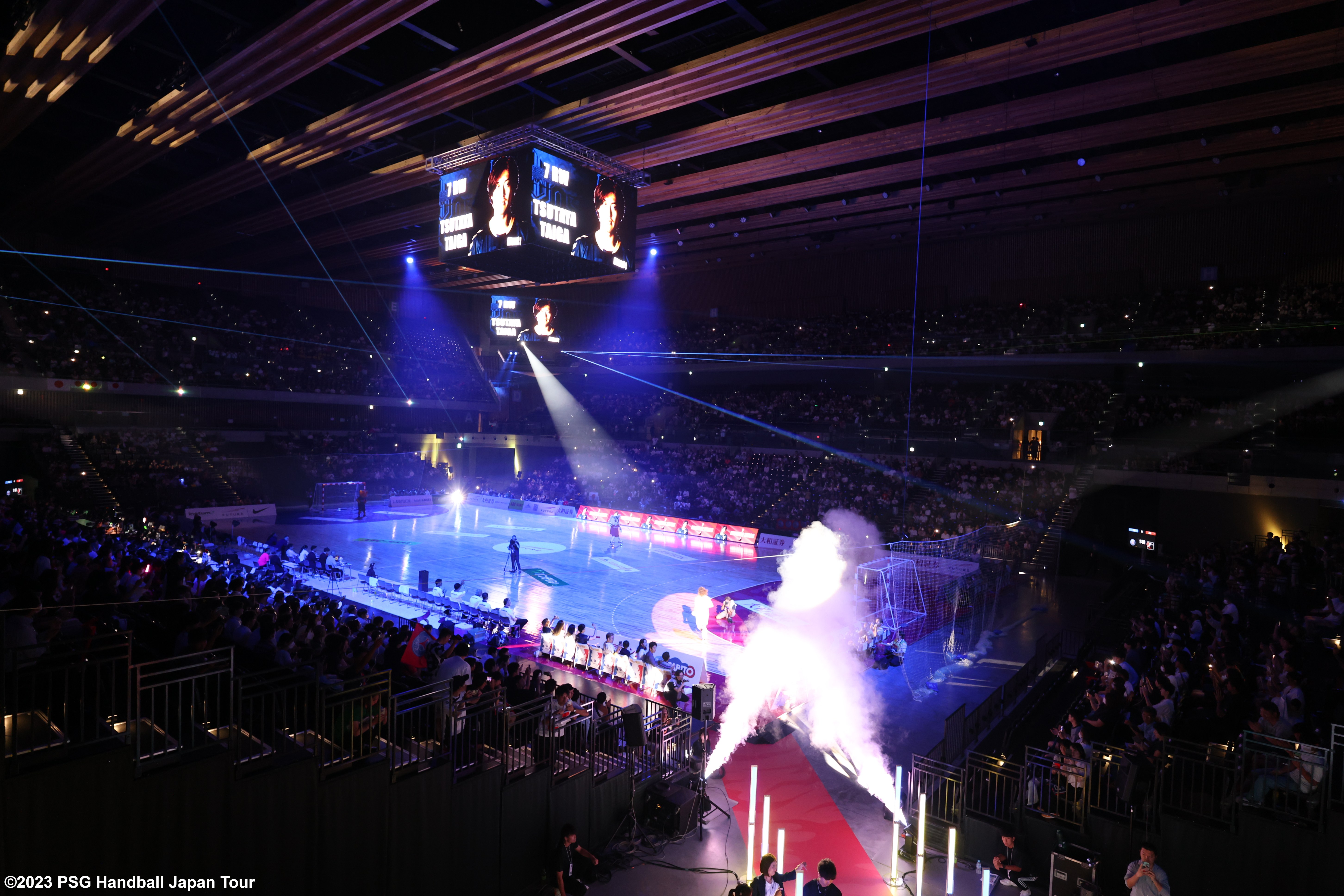 過去大会のオープニング演出で照明とスモークに包まれた会場