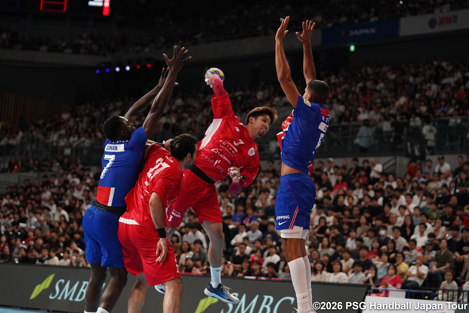 パリ・サン=ジェルマン ハンドボールの選手に囲まれながらシュートを狙う部井久アダム勇樹