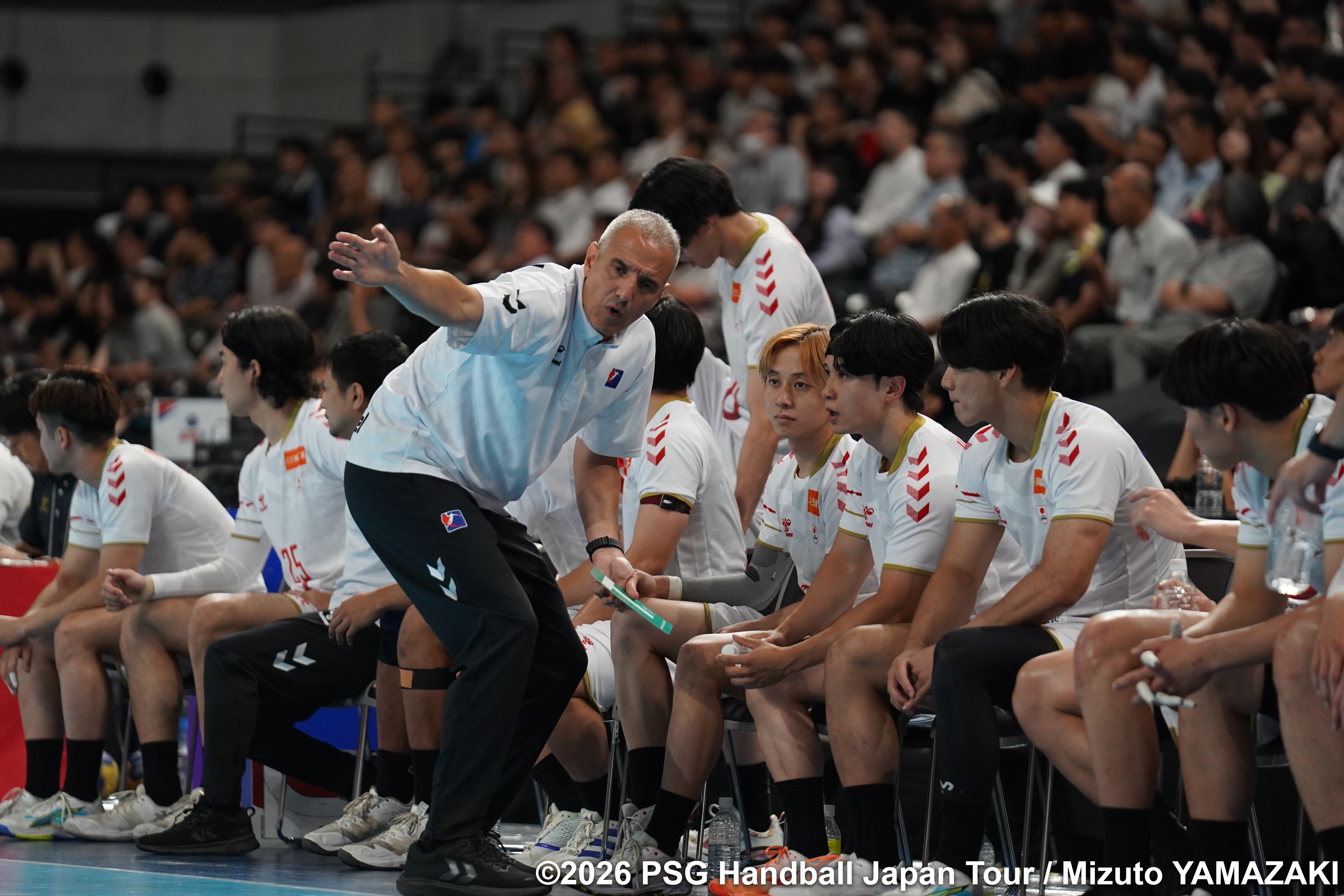 ベンチの選手たちへ指示を送る男子ネクスト日本代表のトニー・ジェローナ ヘッドコーチ