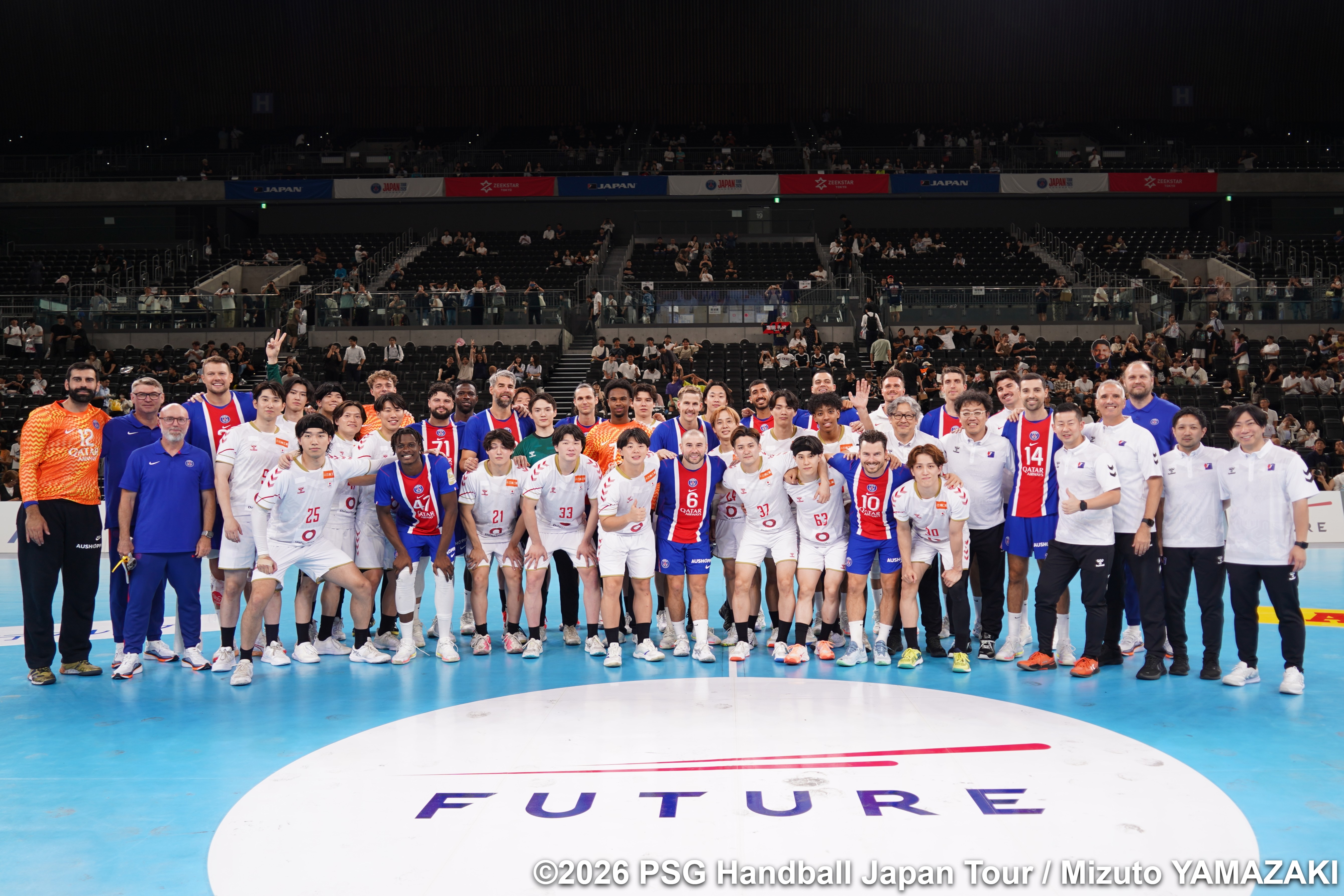 試合後、コート上で記念撮影するパリ・サン＝ジェルマン ハンドボールと男子ネクスト日本代表の選手・スタッフ